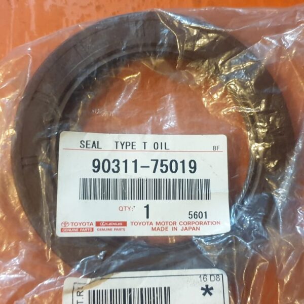 Сальник коленвала задний Toyota 90311-75019