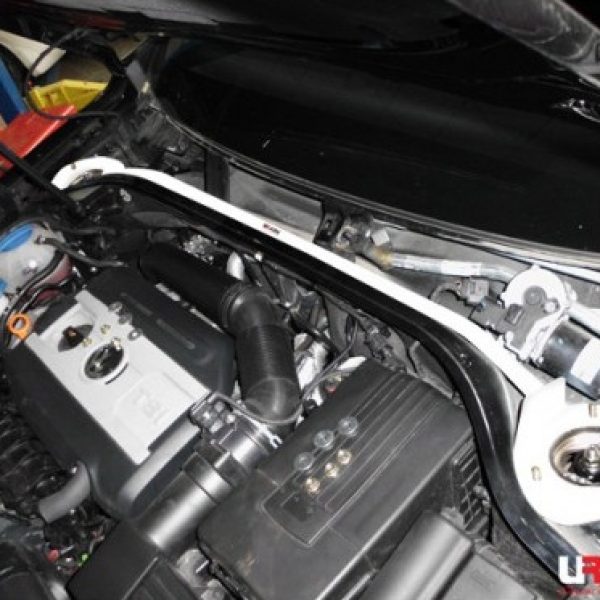 Передняя распорка UltraRacing VW Passat B7 / Beetle A5 / Sharan MK-2 7N 10-22